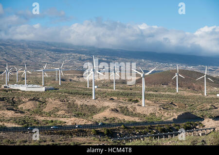 Éoliennes dans le paysage sur une journée ensoleillée Banque D'Images