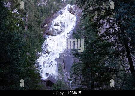 L'eau congelée sur Shannon Falls situé dans la région de Shannon Falls Provincial Park, à Squamish, en Colombie-Britannique, Canada. Banque D'Images