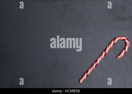 Maison de vacances de canne à rayures sur fond sombre Banque D'Images