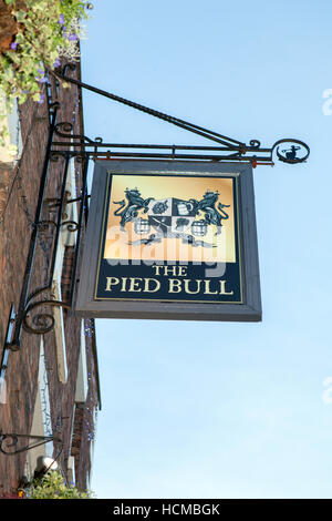 'The Pied Bull' enseigne de pub dans la ville historique de Chester, England, UK. Banque D'Images