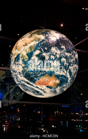 Globe terrestre géant dans l'atrium du Vancouver Convention Centre, Vancouver, BC, Canada Banque D'Images