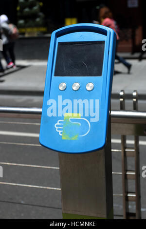 Carte Myki bleu scanner au tram dans Melbourne Australie Victoria Banque D'Images