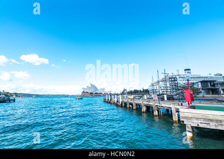 SYDNEY, AUSTRALIE - Le 26 août 2016 : Circular Quay dans le port de Sydney est le centre du port de traversiers. Les transbordeurs sont utilisés par les banlieusards comme pleasa Banque D'Images