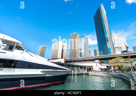 SYDNEY, AUSTRALIE - Le 26 août 2016 : Circular Quay dans le port de Sydney est le centre du port de traversiers. Les transbordeurs sont utilisés par les banlieusards comme pleasa Banque D'Images