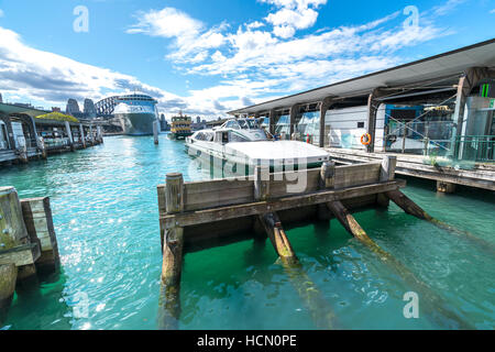 SYDNEY, AUSTRALIE - Le 26 août 2016 : Circular Quay dans le port de Sydney est le centre du port de traversiers. Les transbordeurs sont utilisés par les banlieusards comme pleasa Banque D'Images