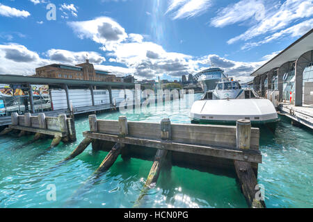 SYDNEY, AUSTRALIE - Le 26 août 2016 : Circular Quay dans le port de Sydney est le centre du port de traversiers. Les transbordeurs sont utilisés par les banlieusards comme pleasa Banque D'Images