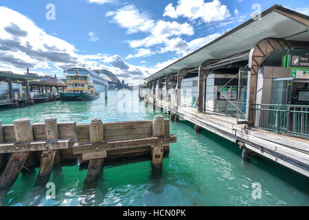 SYDNEY, AUSTRALIE - Le 26 août 2016 : Circular Quay dans le port de Sydney est le centre du port de traversiers. Les transbordeurs sont utilisés par les banlieusards comme pleasa Banque D'Images