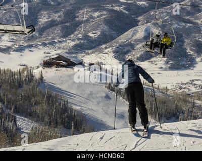 Les skieurs donnant sur quatre points de grade 1 Lodge Lodge, Steamboat ski area, Steamboat, Colorado. Banque D'Images