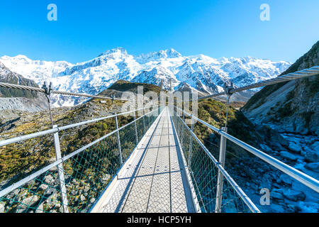 Pont suspendu au-dessus de la rivière Hooker, Parc National du Mont Cook, Canterbury, île du Sud, Nouvelle-Zélande Banque D'Images