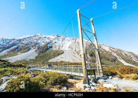 Pont suspendu au-dessus de la rivière Hooker, Parc National du Mont Cook, Canterbury, île du Sud, Nouvelle-Zélande Banque D'Images