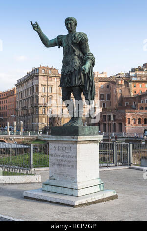 Statue en bronze, l'empereur Trajan, Via dei Fori Imperiali, Rome, Latium, Italie Banque D'Images