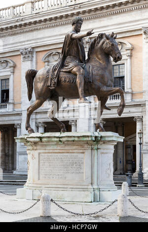 Statue équestre, statue en bronze, l'empereur Marc Aurèle, colline du Capitole, Rome, Latium, Italie Banque D'Images