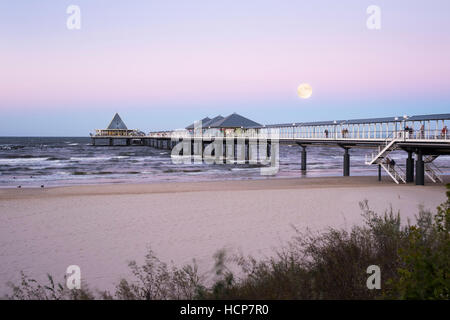 Au crépuscule d'Heringsdorf avec pleine lune, Heringsdorf, Usedom, imperial baths, côte de la mer Baltique, Mecklembourg-Poméranie-Occidentale Banque D'Images