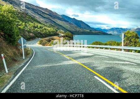 Route le long du lac Wakatipu, Queenstown, Nouvelle-Zélande Banque D'Images