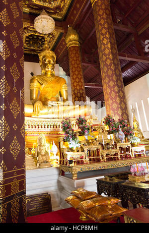 Statue du Bouddha d'or du 13e siècle de Wat Phra Na monastère d'hommes à Ayutthaya, Thaïlande Banque D'Images