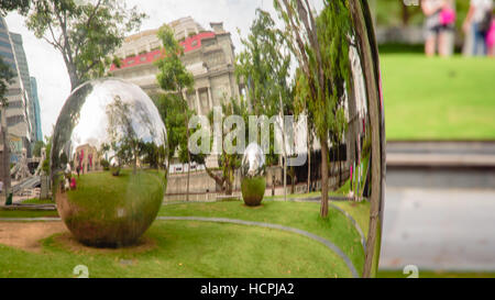 Reflets dans les boules en acier à l'extérieur musée de la civilisation asiatique à Singapour Banque D'Images