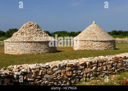 Kazun-Park près de Vodnjan : maisons en pierre typiques d'Istrie (Kazun), Istrie, Croatie Banque D'Images