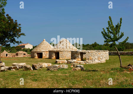 Kazun-Park près de Vodnjan : maisons en pierre typiques d'Istrie (Kazun), Istrie, Croatie Banque D'Images