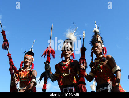 Le Naga Konyak warriors au centre du patrimoine à Kisama, Nagaland. Banque D'Images