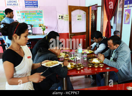 Un traditionnel repas au Thali Assam, Inde. Banque D'Images