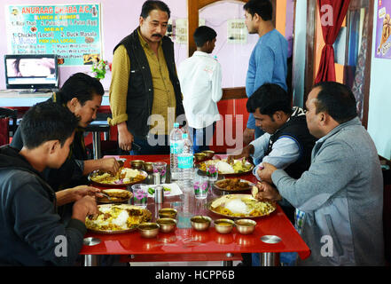 Un traditionnel repas au Thali Assam, Inde. Banque D'Images