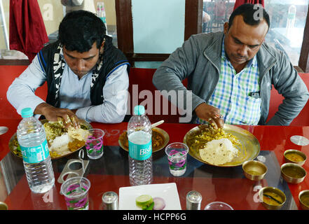 Un traditionnel repas au Thali Assam, Inde. Banque D'Images