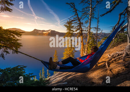 Femme Hiker Relaxing in Hammock Crater Lake National Park Utah Banque D'Images