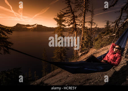 Femme Hiker Relaxing in Hammock Crater Lake National Park Utah Banque D'Images
