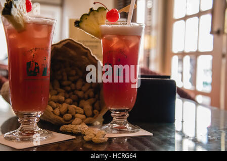 Deux cocktails Singapore Sling au célèbre Raffles Hotel Singapore Banque D'Images