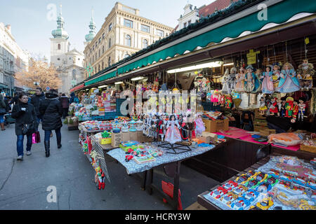 PRAGUE - 3 décembre : Boutique de souvenirs à célèbre Havels Market en première semaine de l'Avent à Noël . Marché a été ouvert en continu depuis 1232, Décembre Banque D'Images