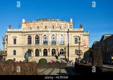 PRAGUE, RÉPUBLIQUE TCHÈQUE - le 3 décembre 2016 : la construction d'Rudolfiunum salles de concert sur la place Jan Palach Prague, le 3 décembre 2016, Prague, République Tchèque Banque D'Images