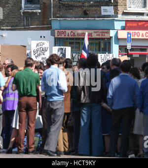 Une scène représentant une course émeute à Brixton en 1971 pour la mini-série de l'Atlantique Ciel, guérilla avec Idris Elba, être filmé dans le nord de Londres comprend : Atmosphère Où : London, Royaume-Uni Quand : 17 août 2016 Banque D'Images