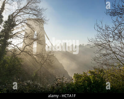 Le pont suspendu de Clifton avec du brouillard autour de lui dans la gorge d'Avon, Bristol Banque D'Images