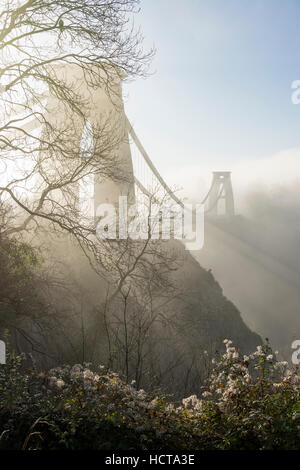 Le pont suspendu de Clifton avec du brouillard autour de lui dans la gorge d'Avon, Bristol Banque D'Images