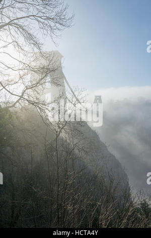 Le pont suspendu de Clifton avec du brouillard autour de lui dans la gorge d'Avon, Bristol Banque D'Images