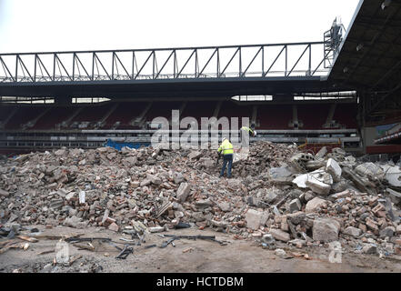 Les travaux de démolition en cours au Boleyn Ground, souvent appelée Upton Park, ancienne maison de West Ham United, dans l'Est de Londres. Banque D'Images