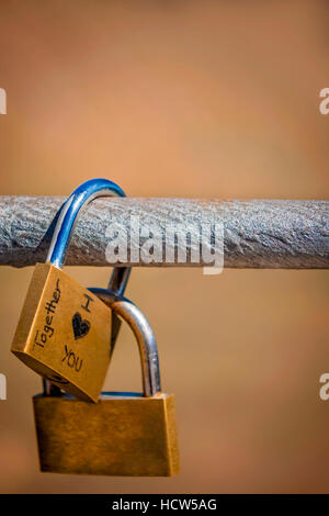 Deux cadenas verrouillé avec les mots ensemble je t'aime Banque D'Images