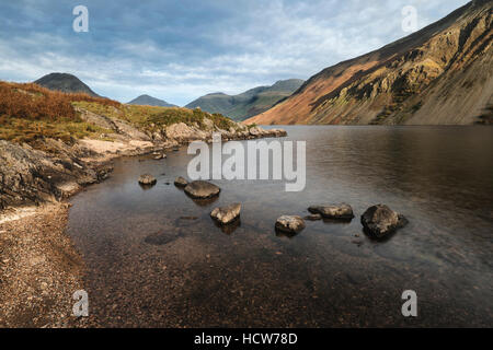 Magnifique coucher de soleil image paysage de montagnes et de l'eau As dans Lkae en automne de District en Angleterre Banque D'Images