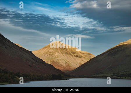 Magnifique coucher de soleil image paysage de montagnes et de l'eau As dans Lake District en automne en Angleterre Banque D'Images