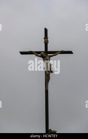 Crucifix dans les collines toscanes, à l'est de Montefegatesi, Toscane, Italie Banque D'Images