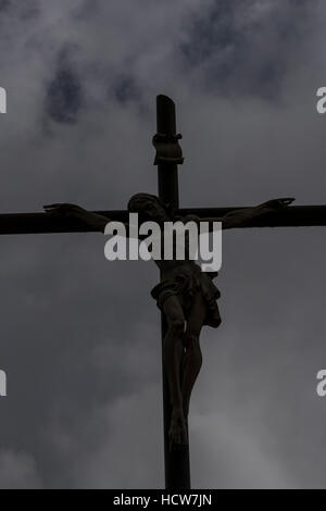 Crucifix dans les collines toscanes, à l'est de Montefegatesi, Toscane, Italie Banque D'Images