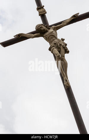 Crucifix dans les collines toscanes, à l'est de Montefegatesi, Toscane, Italie Banque D'Images