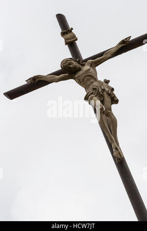 Crucifix dans les collines toscanes, à l'est de Montefegatesi, Toscane, Italie Banque D'Images