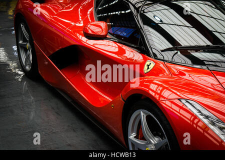 Une voiture Ferrari LaFerrari à un motor museum Banque D'Images
