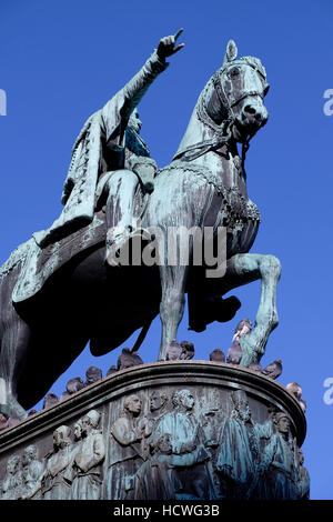 Statue du Prince Mihailo Obrenovic par le sculpteur Enrico Pazzi ( 1882 ) situé dans la principale place de la République dans la ville de Belgrade, capitale de la République de Serbie Banque D'Images