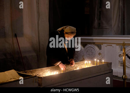 Une femme serbe allume des bougies à l'intérieur de l'Église orthodoxe serbe De Saint Sava la plus grande église orthodoxe du monde qui est en construction depuis près de 100 ans dans le Ville de Belgrade capitale de la République de Serbie Banque D'Images