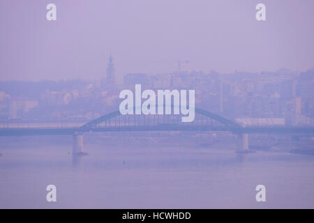 Vue sur le vieux pont Stari Sava savski plus traverser la rivière Sava en un jour brumeux dans la ville de Belgrade, capitale de la République de Serbie Banque D'Images