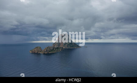 Nuages sur l'île mystérieuse de Es Vedra Banque D'Images