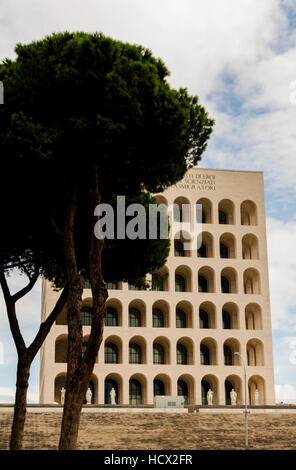 Le Palazzo della Civiltà Italiana, également connu sous le nom de Palazzo della Civiltà del Lavoro ou Colosseo Quadrato en EUR, Rome. Banque D'Images