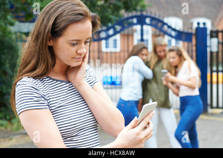 Teenage Girl Intimidé par message texte Banque D'Images